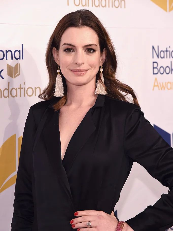 爱她公主般美丽的外貌，更爱她女王般强大的内核