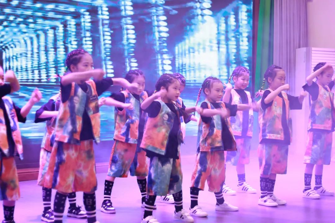 天府新区华阳实验小学举行“童星耀五月·艺术绽花开”群舞比赛