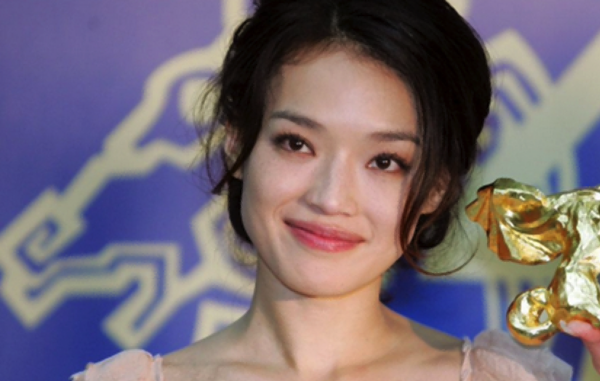 膀大腰粗,大饼脸,这12位女星缺点明显,却仍然美得很耀眼