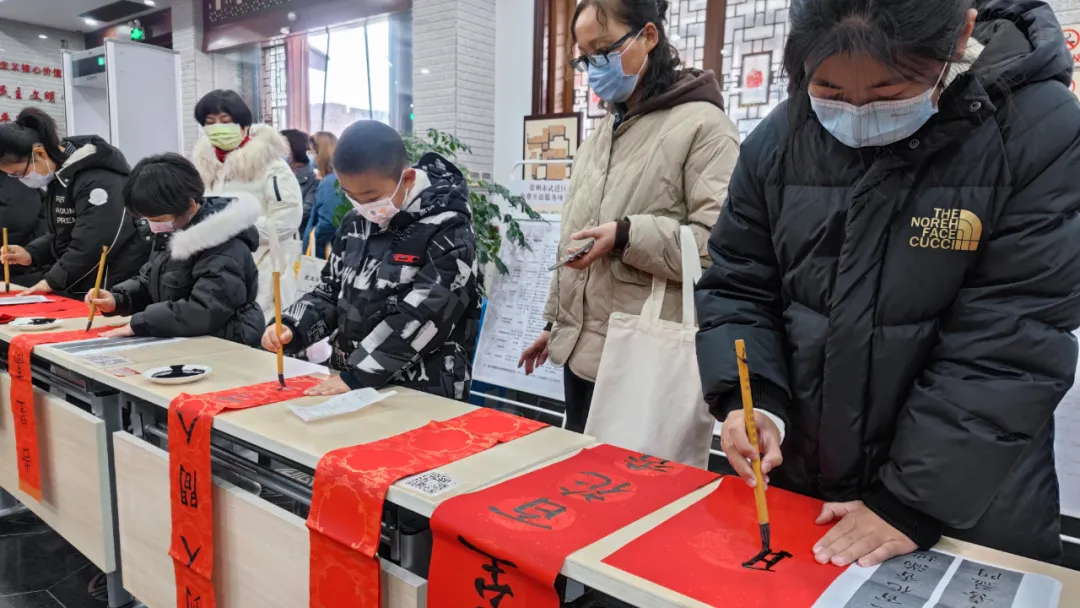 「惠民活动」区文化馆举行小书法家写春联送春联活动