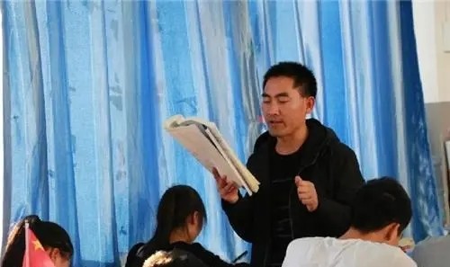 14年前他背“疯娘”求学，拒绝55万年薪，如今改变千名学子命运