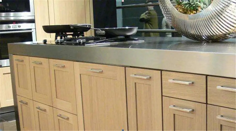 不锈钢橱柜台面价格(家庭厨房安装不锈钢台面,到底可行吗?