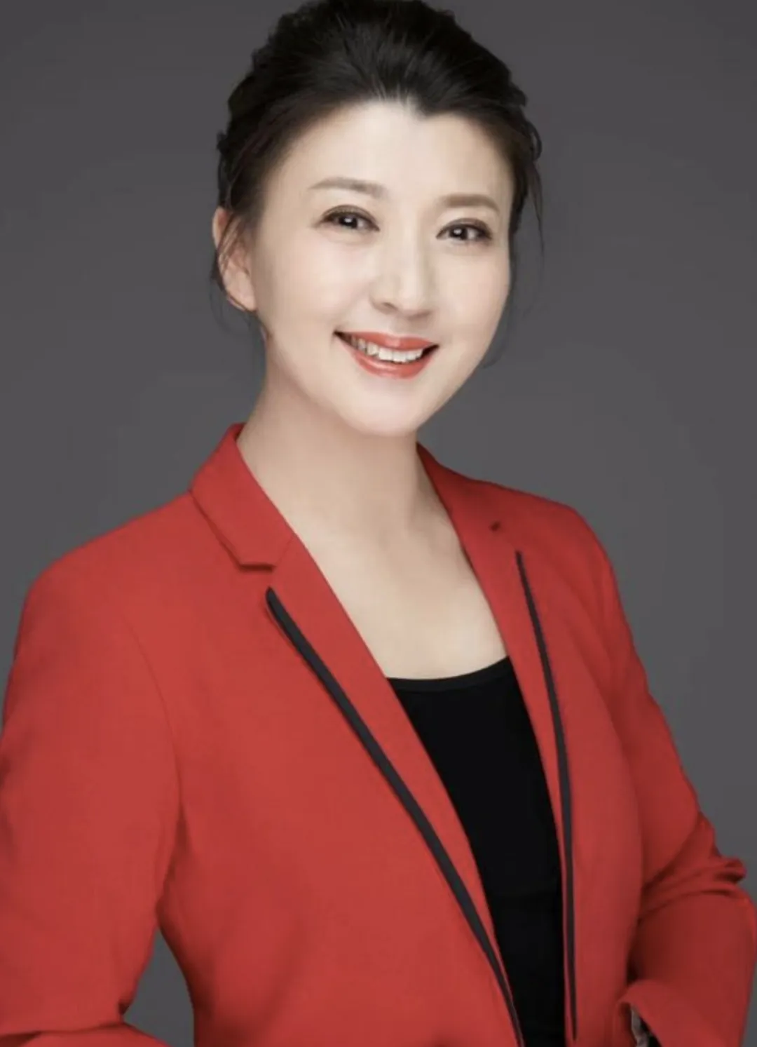 闫学晶与儿媳开心跳操,婆媳关系和谐,现任老公是个谜