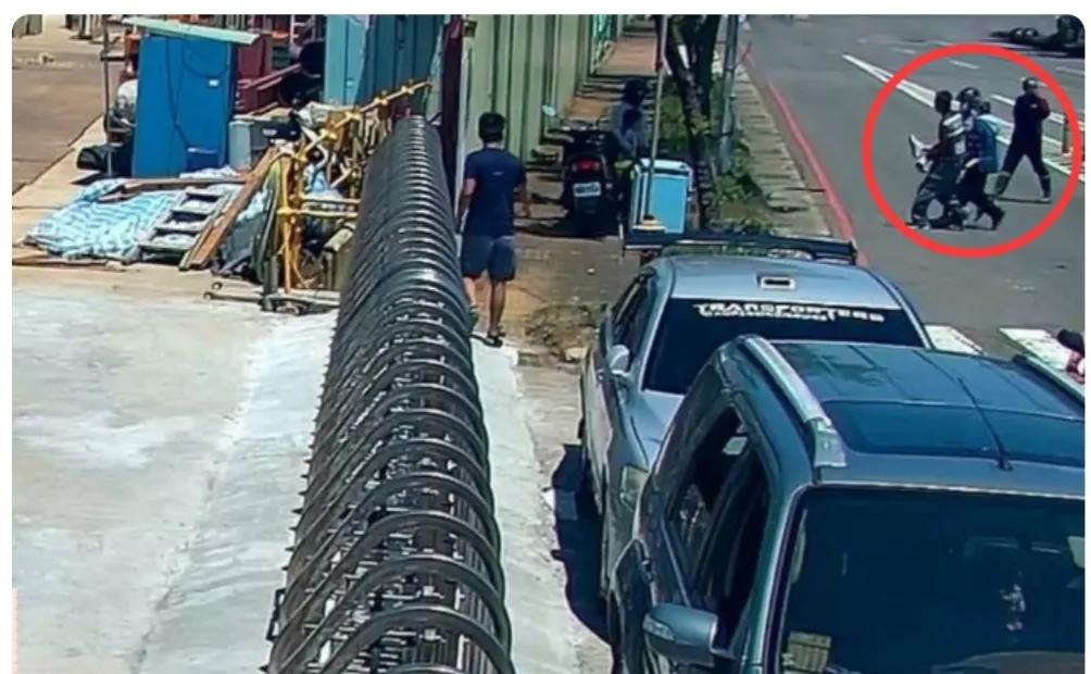内地工人救了林志颖？林志颖被抬上担架现场照曝光，救护车没停留