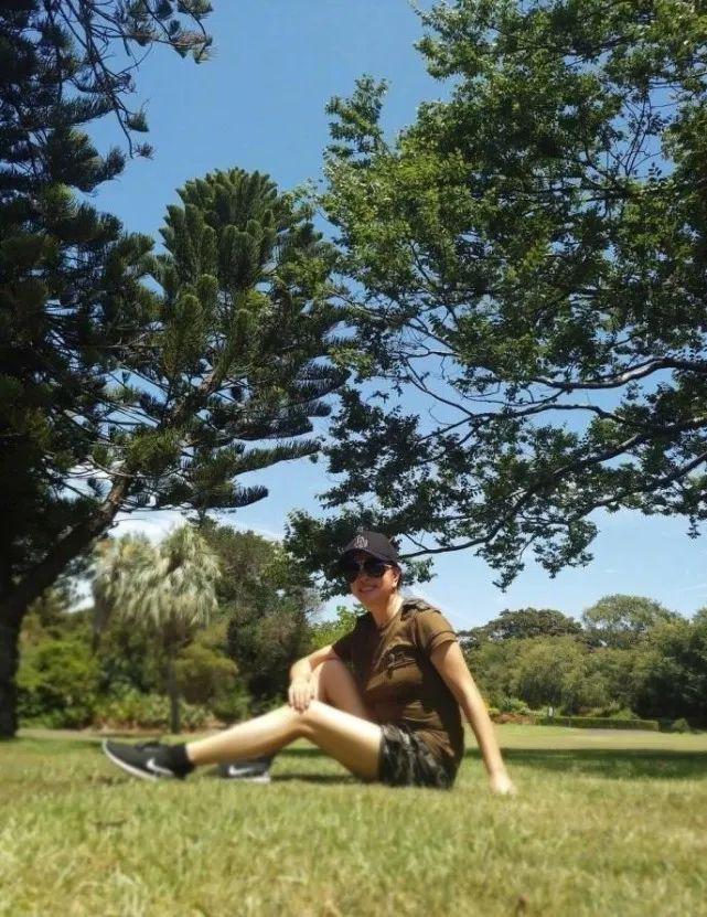 刘晓庆没刻意追求瘦，在公园锻炼阳光有活力，69岁爱美也要健康