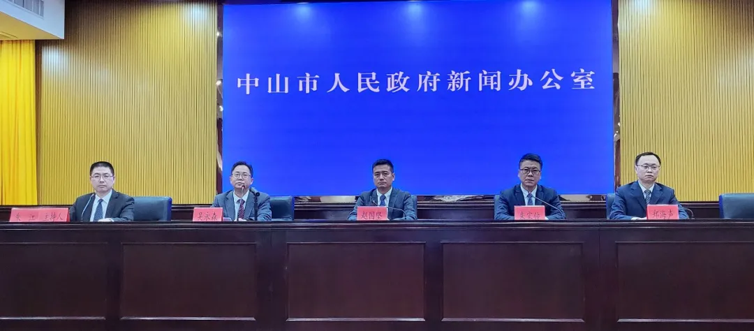 今日，郑州9城区全员核酸检测/金水、中原两区新增7个封控区/郑州公布8名病例活动轨迹/汤阴全县锁门闭户