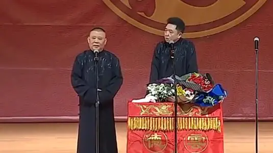 观众破口大骂脏话，郭德纲沉着应对，3句反问让对方羞愧离场