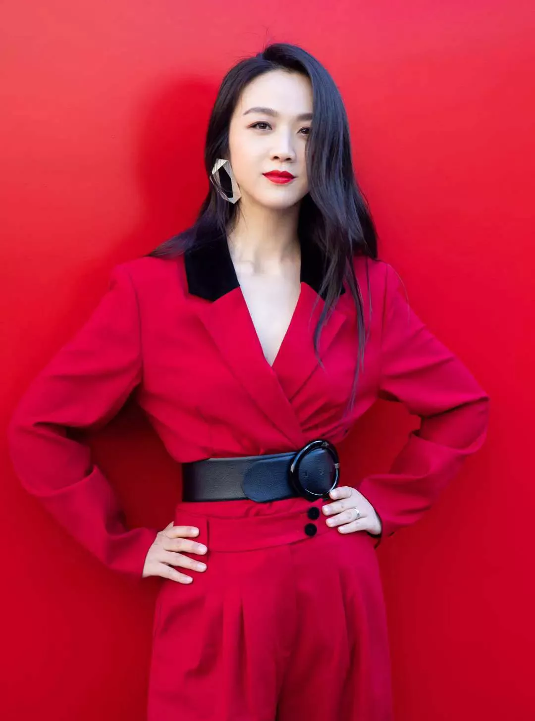 44位明星驾驭的红色服饰典雅大方，由内而外散发出自然的美感