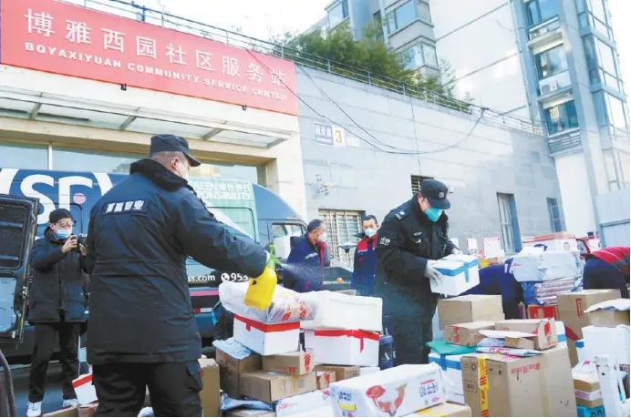 女子“人肉占车位”被强行顶开，警方通报【三分钟法治新闻全知道】