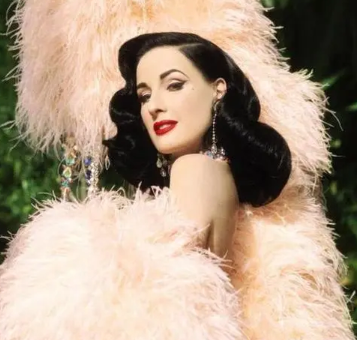 为美而活的最贵脱衣舞娘，身价10亿，英国王室向其发出邀请被拒