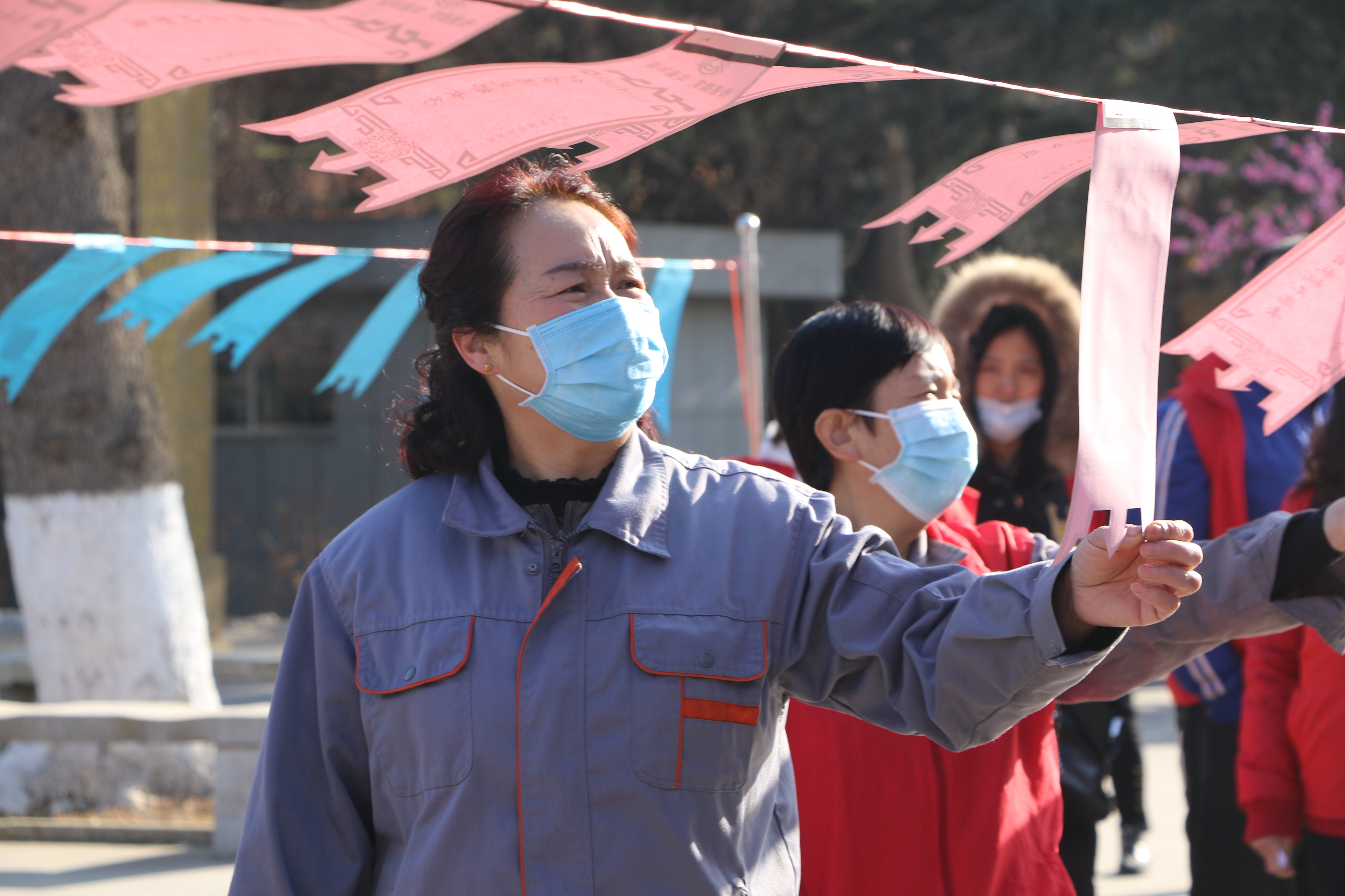 赏年画猜灯谜 正月十五闹元宵