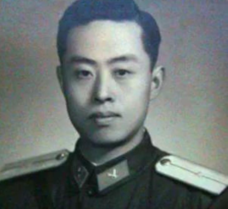 李银桥担任警卫员期间曾“出逃”，毛主席得知哽咽道：小孩想家了