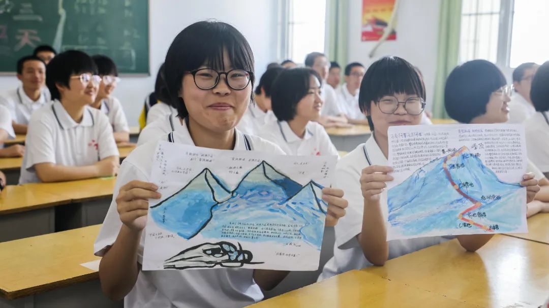 同学们动手绘制了勇攀珠穆朗玛峰手抄报科考登山队员们不畏险阻,一往