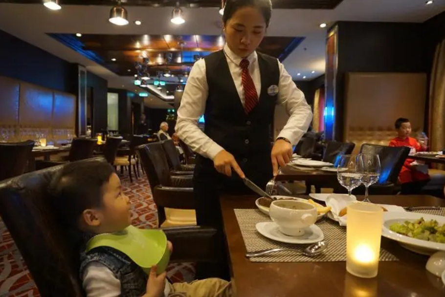 27岁美女在广州有多栋楼，每天拿着笔记本收房租，如今怎样？