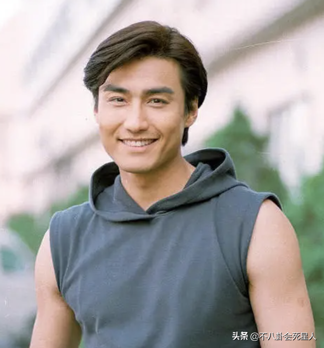 娱乐圈“假下巴”大赏，又尖又翘，一笑下巴原地起飞太吓人