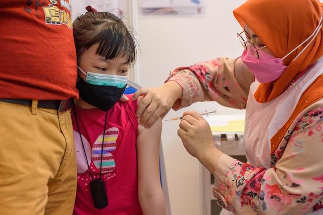 马来西亚今年已有近12万儿童染疫 当局：不要再对是否打疫苗“犹豫不决”