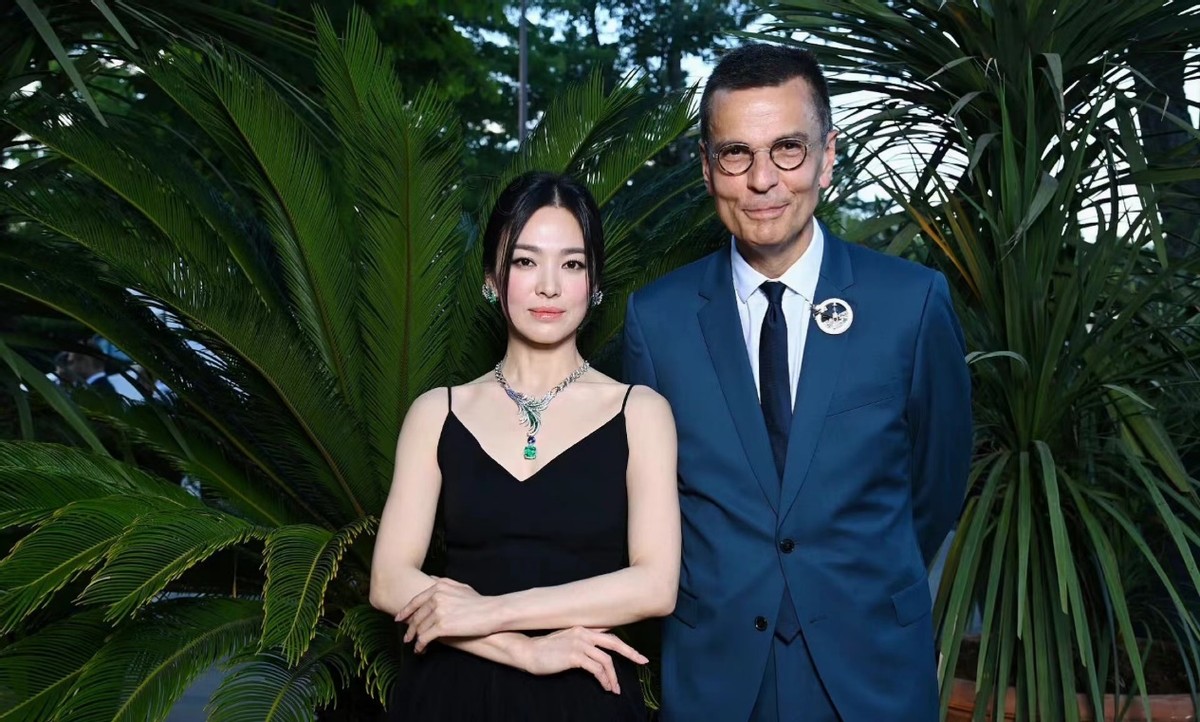 宋慧乔老得太快！高调参加晚宴脸却垮了，穿黑色礼服亮相却不敢认