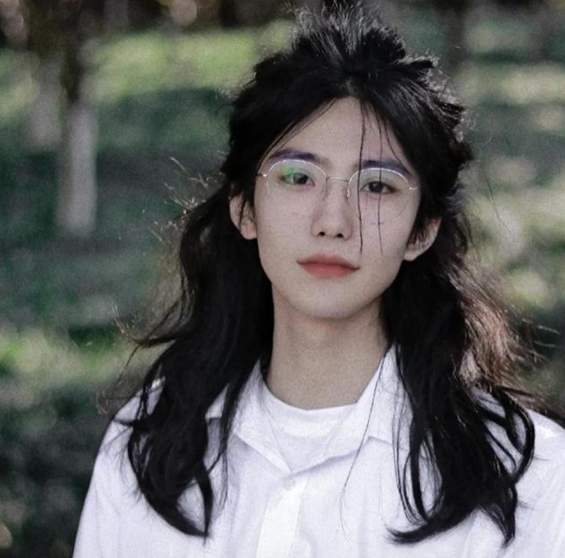 安徽一高校男生走红，长发飘飘且温润如玉，网友：小说照进现实