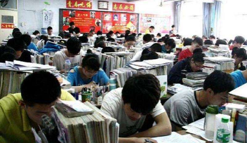 2013年，18岁高三学生花60万雇凶弑父杀姐，姐姐临死仍锁门护弟弟