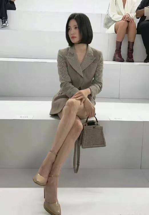 41岁宋慧乔真给韩国人长脸！穿露脐西装高调看秀，大方展现东方美