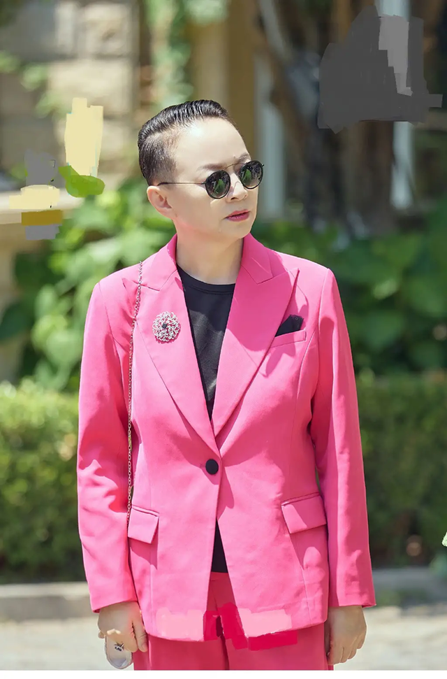 61岁宋丹丹不服老！穿芭比粉西装比年轻人潮，梳大背头高级又飒气