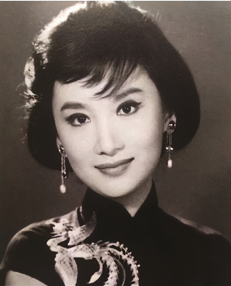 夏梦：美貌堪比赫本，比赫本幸福！曾受毛泽东接见，金庸追她7年