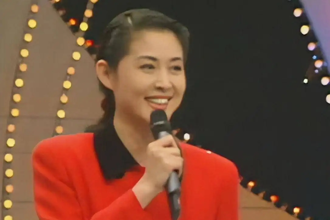 主持人抢话、演员笑场，这8届央视春晚的失误，堪称“灾难现场”