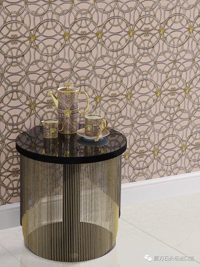 VERSACE上墙有多美，安吉丽娜·朱莉、Dua Lipa为之倾倒