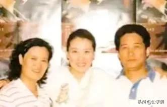 谭晶情史，青歌赛上成名，长城上开演唱会，嫁爱情高龄产子