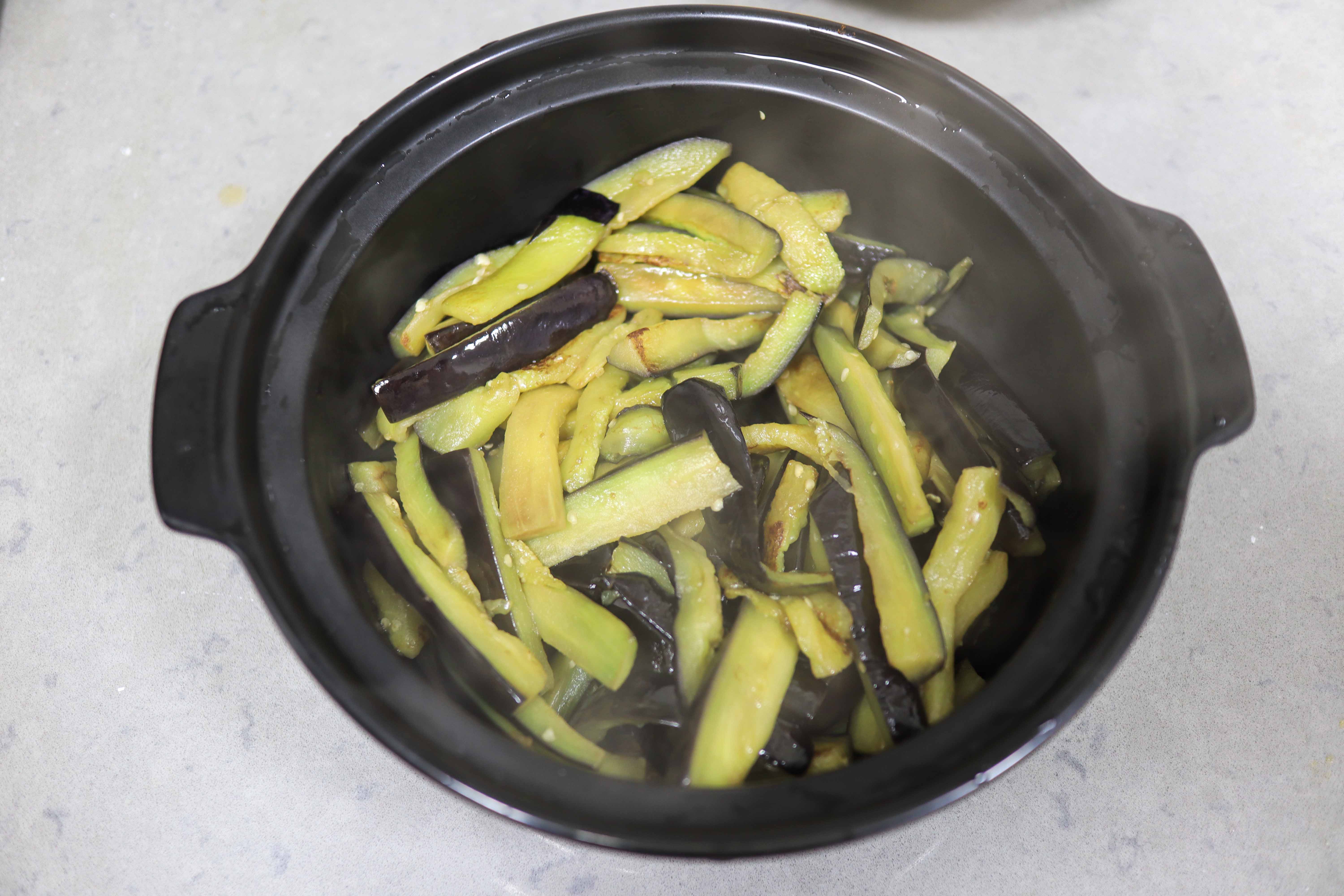 想要茄子少吃油，入锅前多这一步，软糯鲜香熟得快，鱼香汁都不留