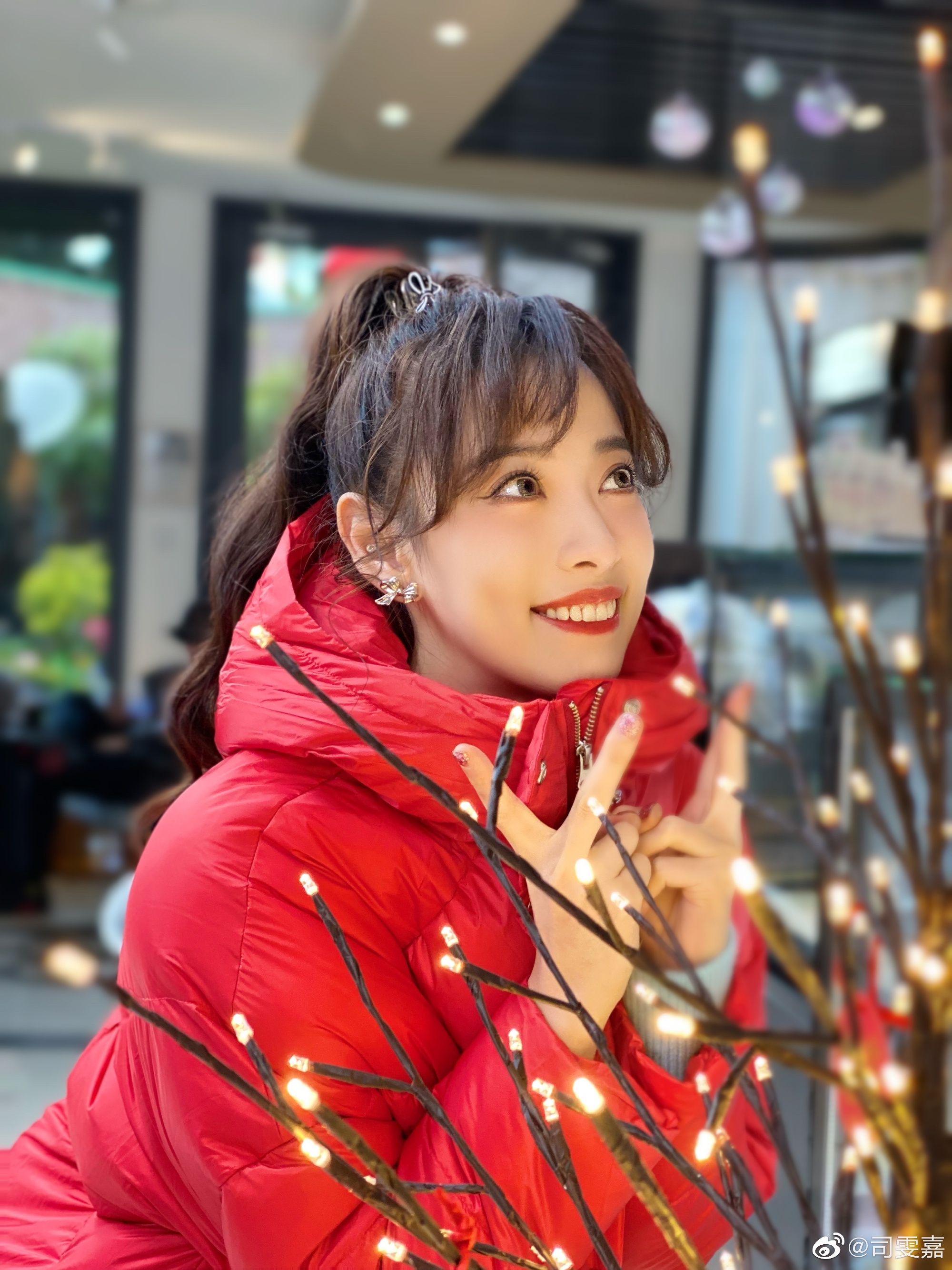 上海女主持上海嗲妹妹主持人司雯嘉晒迪士尼游玩照片红色羽绒服很有