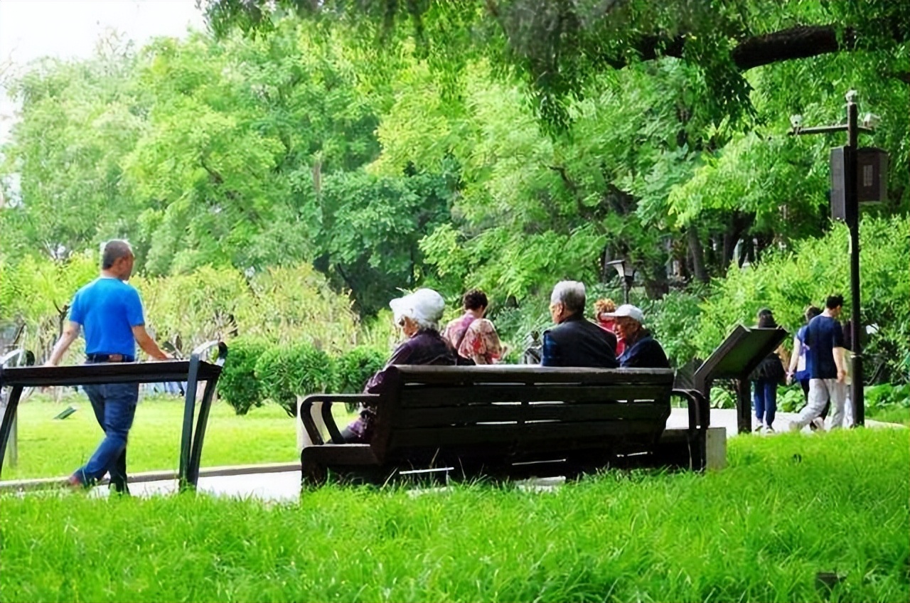 想长寿，多走路？柳叶刀研究公布：年龄段不同，适合步数也不同