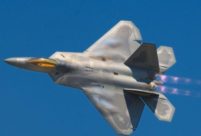 世界十大战机(美媒公布2021年世界十大最强战机，F-35排第二，苏-57力压歼-20)