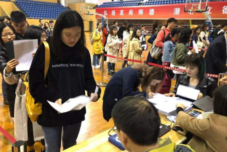 这所985高校遇“滑铁卢”，考研报名人数锐减，上岸难度有所降低