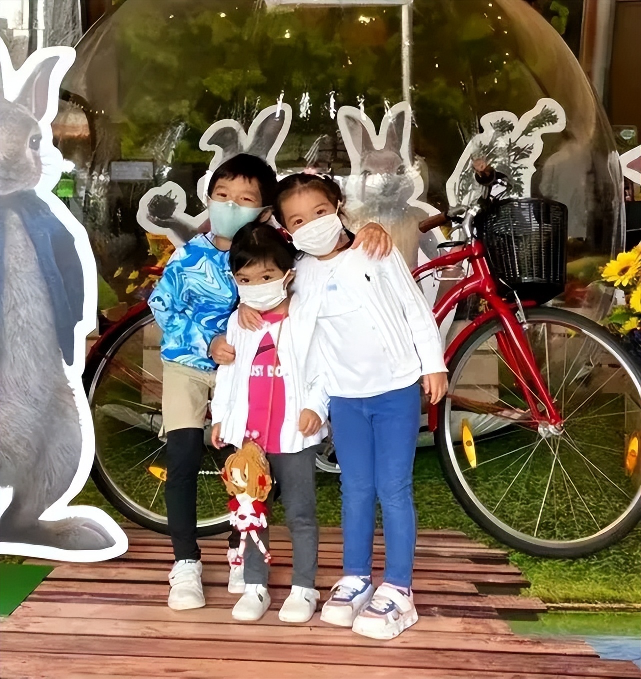 霍启刚父亲节享福了！三个孩子联手为他做美食，长女穿碎花裙好萌