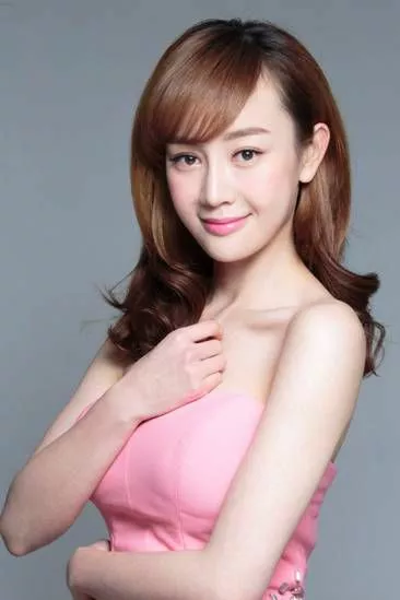 44位明星驾驭的红色服饰典雅大方，由内而外散发出自然的美感