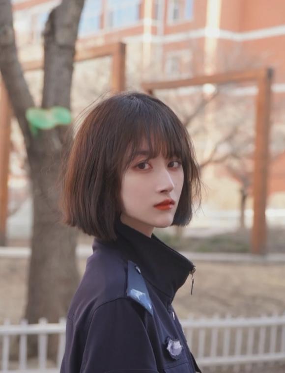 吉林一高校美女警花火了，又美又煞，网友：行走的“招生简章”