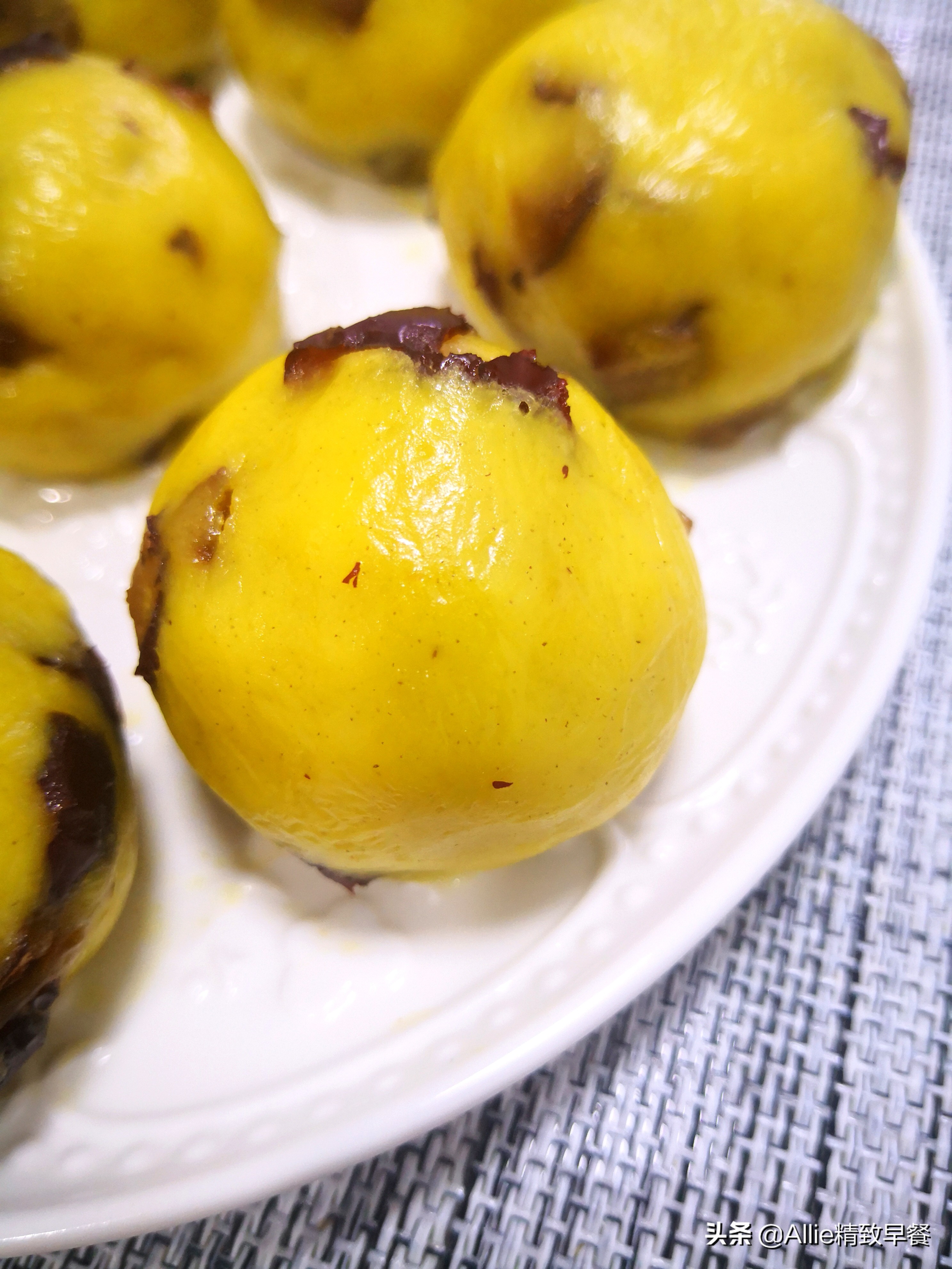 大黄米面是北方较常见的粮食,做法多样,其中以蒸着吃最简单易上手,软