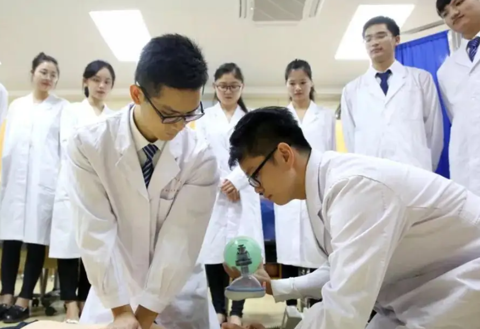 “学医是普通孩子最好的出路”人大教授坦言，医学专业再成香饽饽