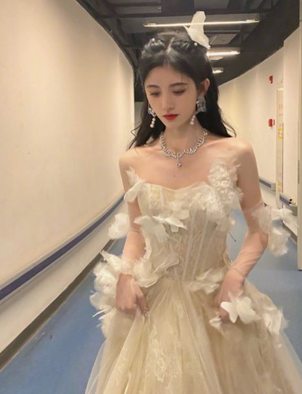 鞠婧祎：美丽小巧的小姐姐，真的很可爱