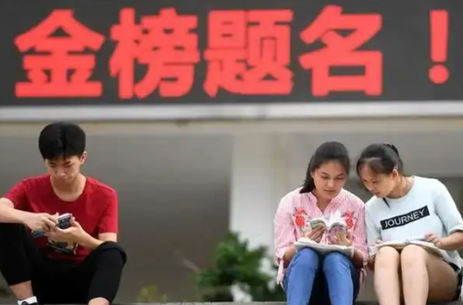 高三学生模拟考试590分左右，还能考上985高校吗？班主任给出答案