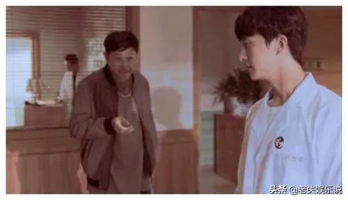 他才是真正的“不老男神”，34岁还在演孩子，娶妻被嘲似两代人