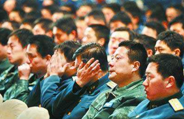 16秒生死抉择：为救村庄，飞行员李剑英三次放弃逃生，坠机而亡