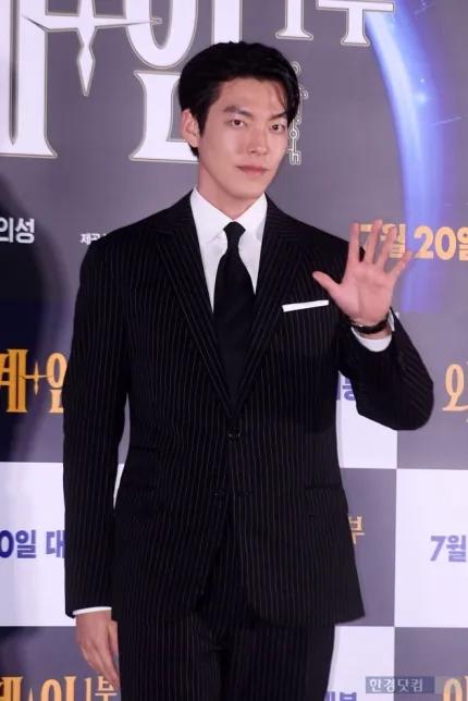 帅到爆，金宇彬参加电影发布会