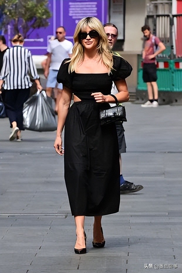 Amanda Holden 和 Ashley Roberts 在伦敦时身着华丽的夏装击败了酷热