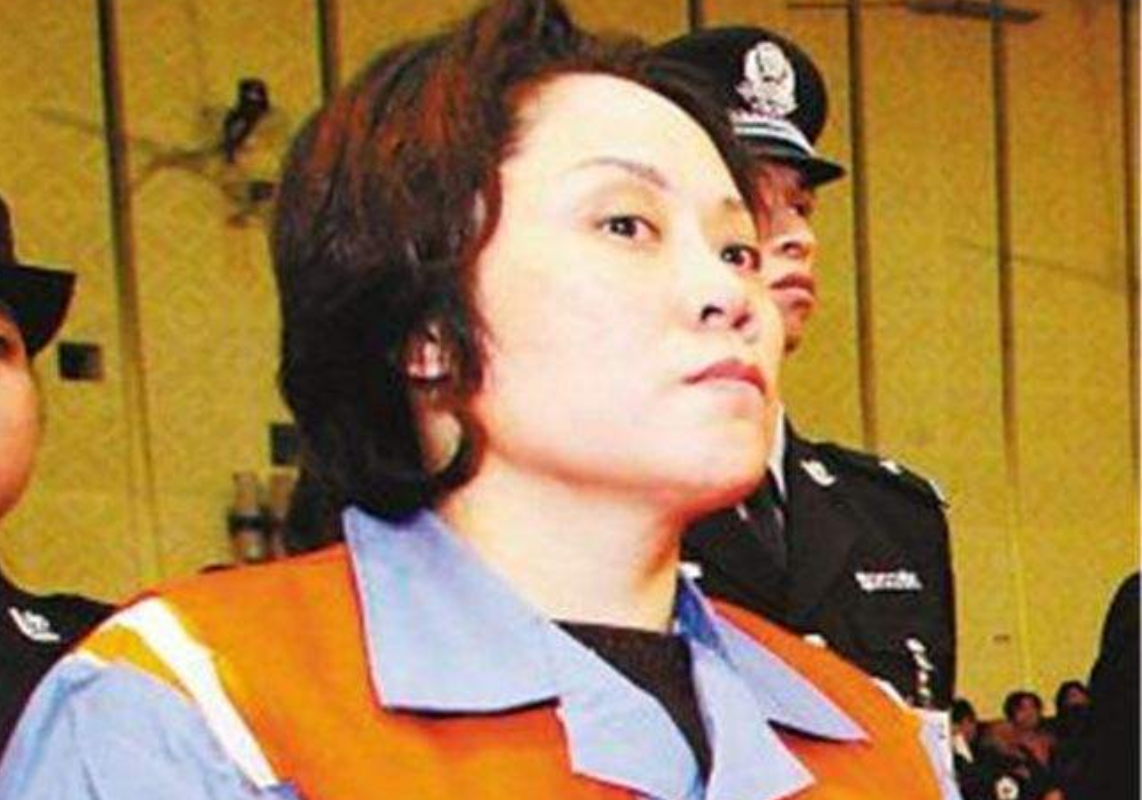 当时的重庆当地,黑道上的人都将谢才萍尊称为"重庆谢姐",她也是很自然