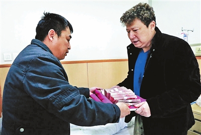 他被年长40岁的富婆包養，13年赚80亿，晚年却被丢进养老院