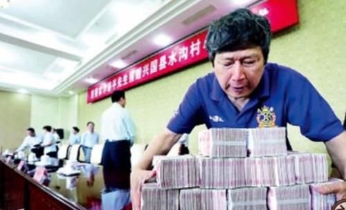 他被年长40岁的富婆包養，13年赚80亿，晚年却被丢进养老院