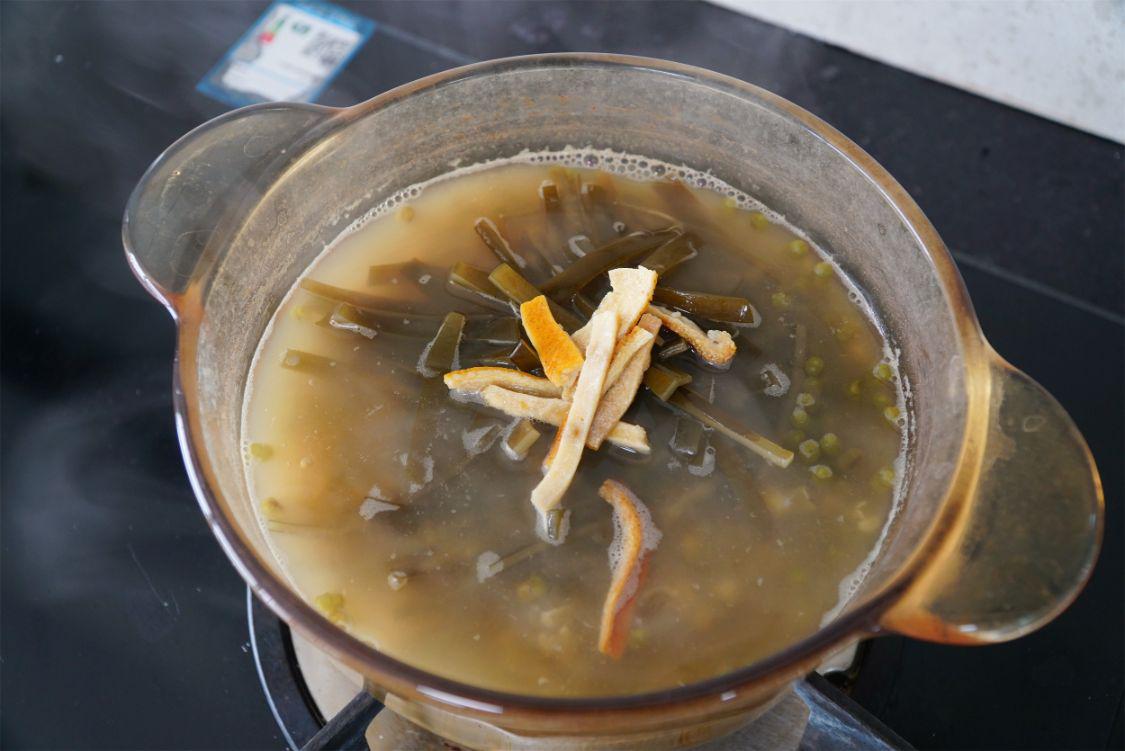 臨近三伏天，聰明人會用綠豆和海帶煮湯，教你做法，消暑補營養