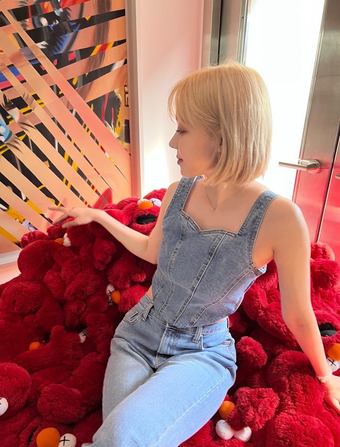 aespa金玟庭曬近況，巴掌般的小臉，洋娃娃的美貌，秀出優越身材